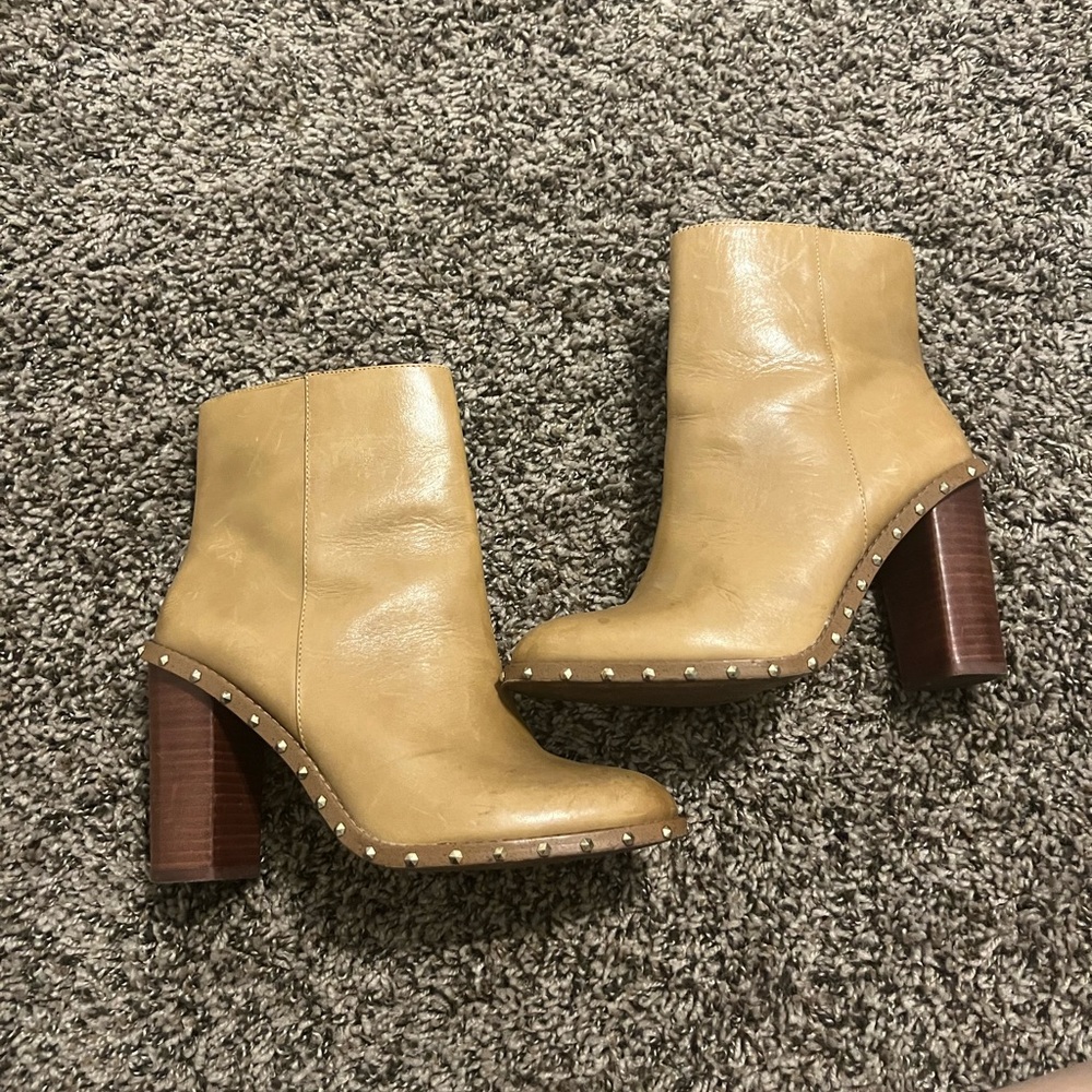 Gianni Bini brown leather boots with heel
